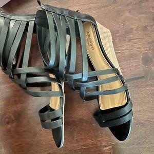 Crown Vintage | Black Strappy Wedges